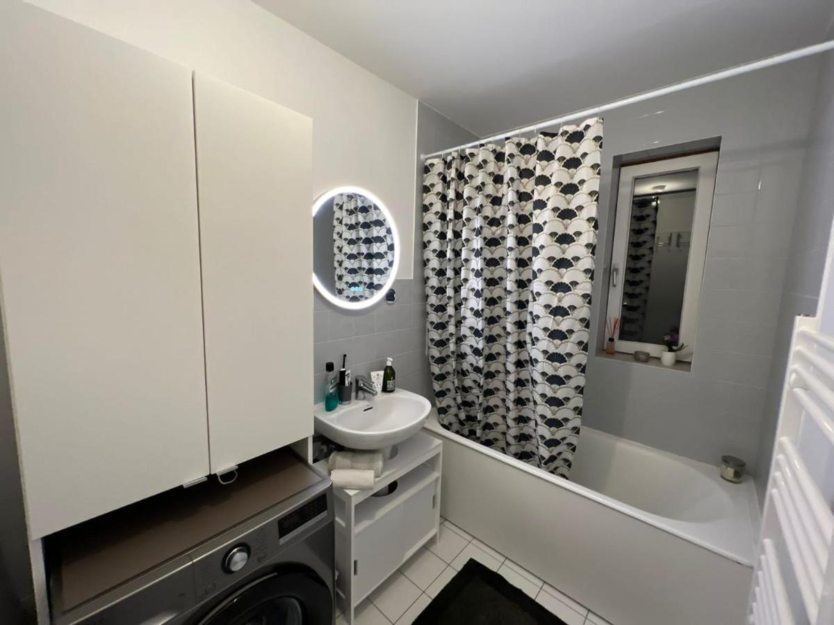 Entire Apartment With Terrace Paris Bagian luar foto