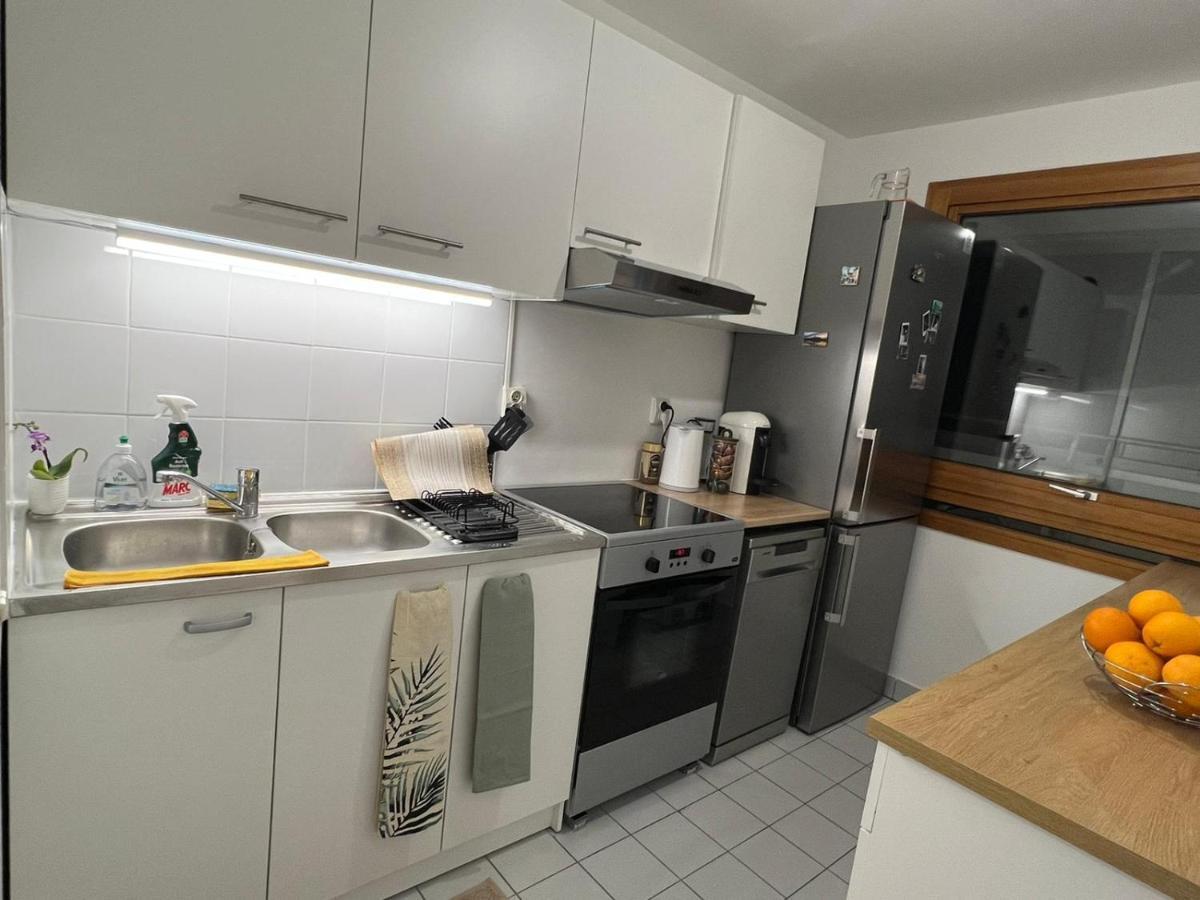 Entire Apartment With Terrace Paris Bagian luar foto