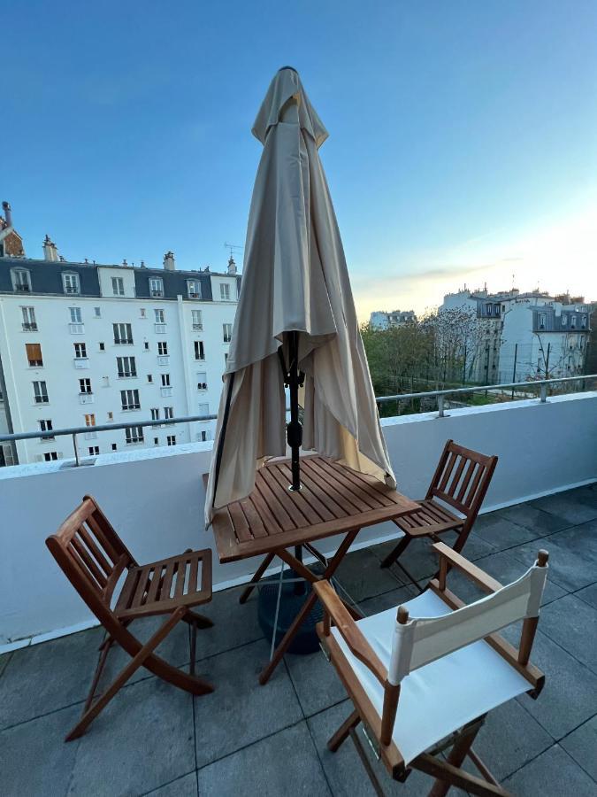 Entire Apartment With Terrace Paris Bagian luar foto